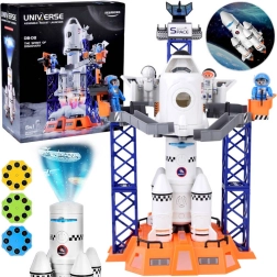 Stazione spaziale con razzo, navetta spaziale e proiettore con personaggi