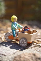 Cargo bike in legno con 2 bambole snodabili e un cagnolino