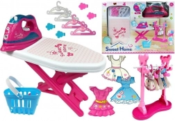 Set da stiro rosa con asse e grucce