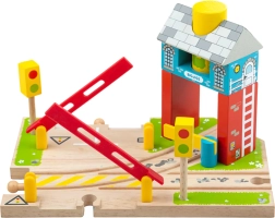 Passaggio a livello in legno con segnaletica