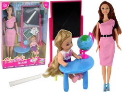 Insegnante con allievo, set scolastico con lavagna e globo