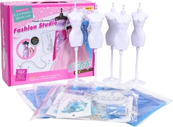Set creativo per piccole stiliste con tessuti blu e accessori