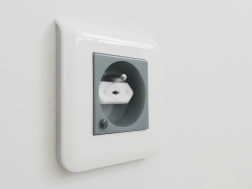 Protezione per presa elettrica bianca