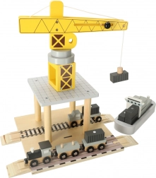 Gru di legno al porto con navi e auto