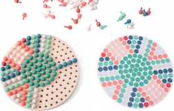 Mosaico in legno con piolini e schede