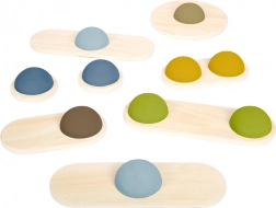 piccoli piedi avventura con pietre di bilanciamento