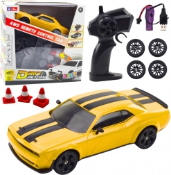 Auto RC da drift 4WD giallo con ruote intercambiabili