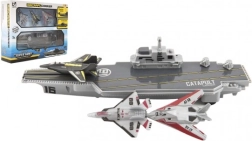 Portaerei con modelli di caccia