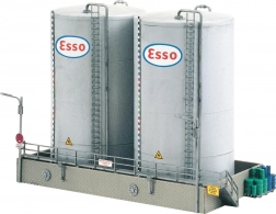 Alti serbatoi della stazione di rifornimento