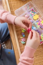 Creazione di gioielli – gioielli colorati e alla moda per bambini