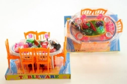 Tavolino con cibo per bambole con seggioline e stoviglie