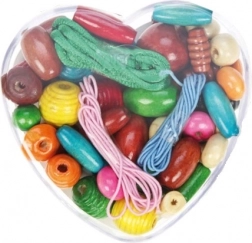 Lena perle di legno nel barattolo a forma di cuore