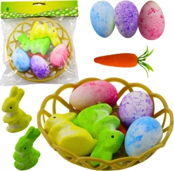 Decorazione pasquale con cestino con coniglietti, uova e carote