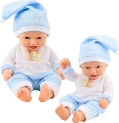 Bambola di bambino in pigiama blu con cappellino con pon pon