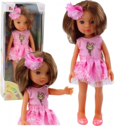 Bambola in abito rosa con lunghi capelli castani e fermaglio floreale