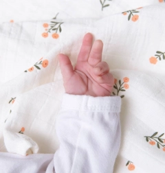 Mussola con motivo floreale A Little Lovely Company