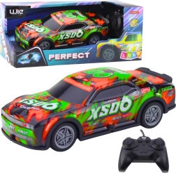 Auto da corsa RC con carrozzeria luminosa arancione‑verde