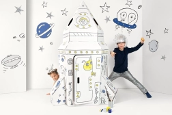 Grande razzo spaziale di cartone