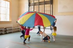 paracadute motorico con palline per bambini