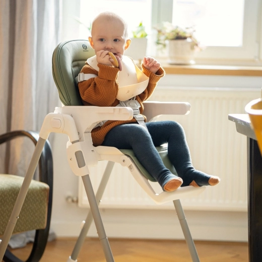 Cresce con il bambino: regolazione di altezza, schienale e poggiapiedi