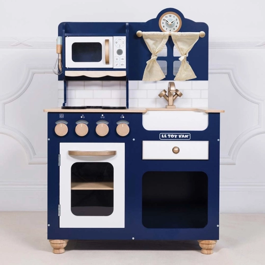Cucina realistica ricca di funzioni