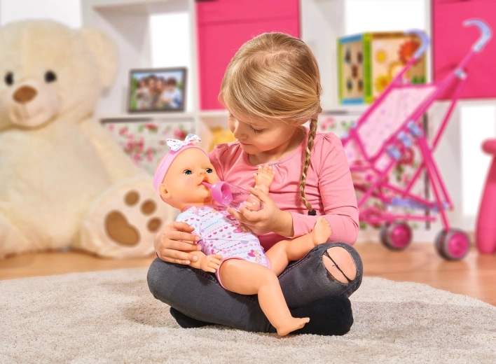 Beve e fa la pipì come un vero bebè