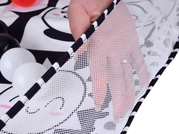 Recinto con lati in rete e set di palline