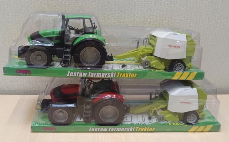 Trattore con macchina agricola