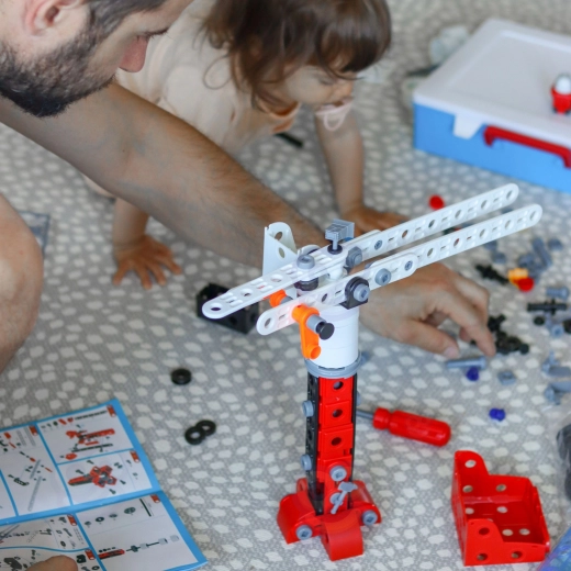 Giocare ai piccoli vigili del fuoco e costruttori
