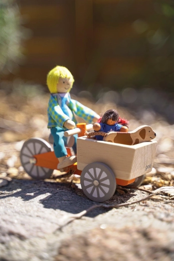 Cargo bike in legno con 2 bambole snodabili e un cagnolino