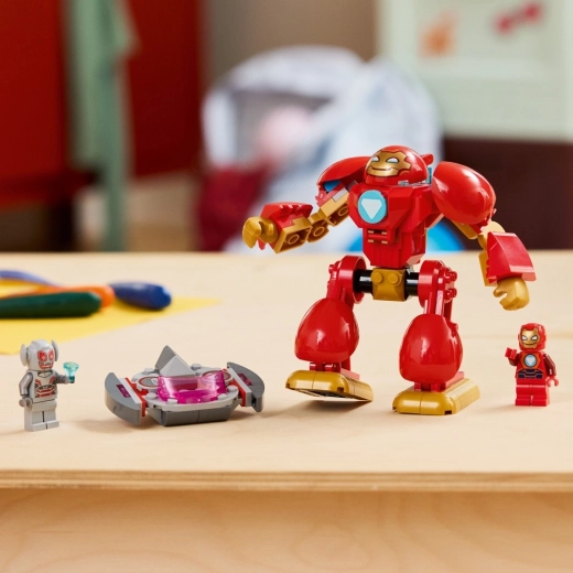 Ultron e il suo veicolo volante per battaglie avvincenti