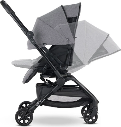 Ampia capottina con UPF 50+ e ventilazione