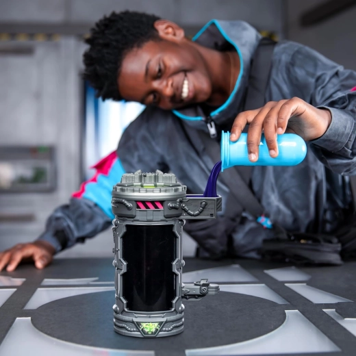 Esperimento nel contenitore: versa, agita, rivela!