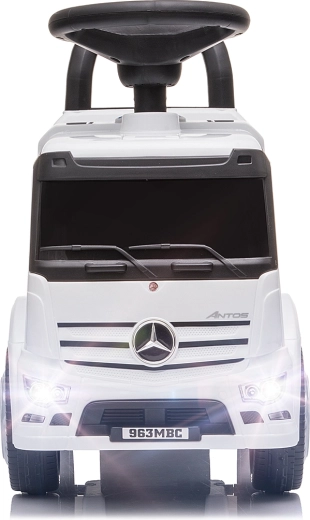 Design con licenza Mercedes-Benz e dettagli realistici