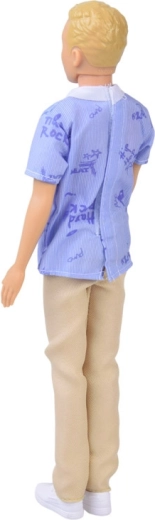 Outfit alla moda con camicia e pantaloni chiari