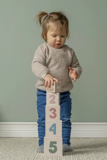 Cubi impilabili per l’equilibrio e la prima «matematica»