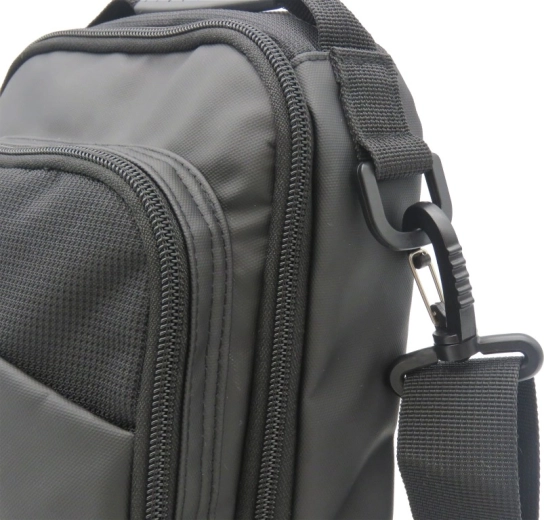 Dettagli resistenti e moschettoni robusti