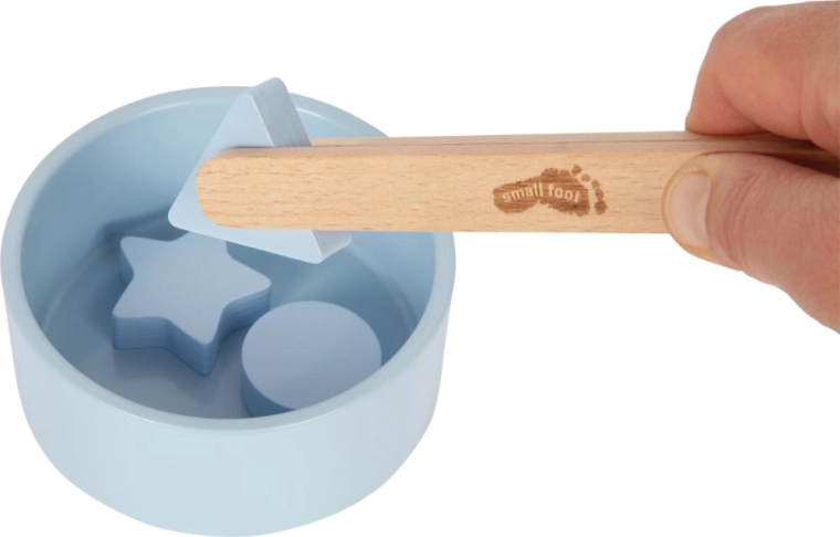 Sviluppo della motricità fine con le pinze in legno