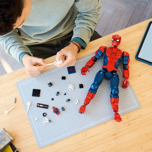 Minifigure, targhetta con nome e costruzione divertente in LEGO Builder
