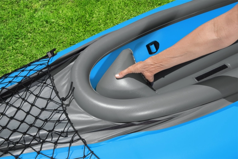 Cockpit confortevole e pratiche reti portaoggetti