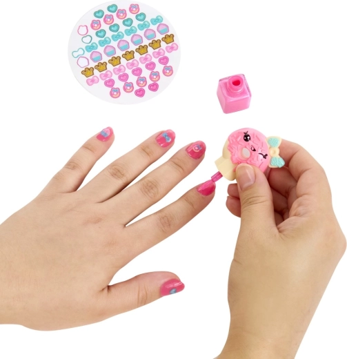 Smalto e decorazione unghie con adorabili adesivi