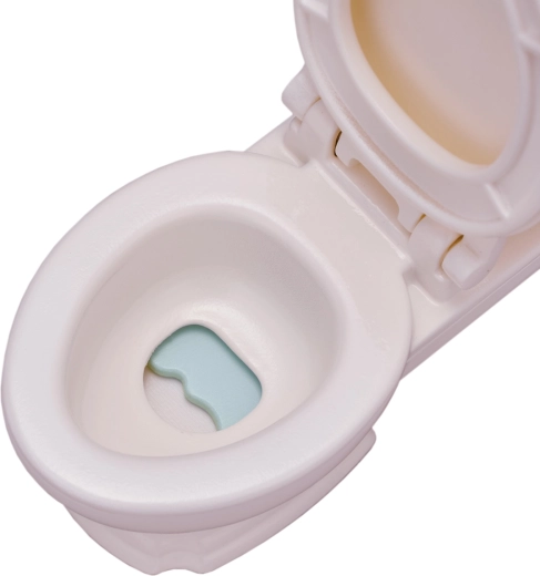 WC con tavoletta apribile per un gioco realistico