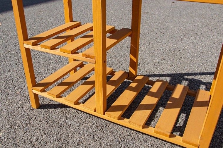 Ampie mensole aperte e ganci