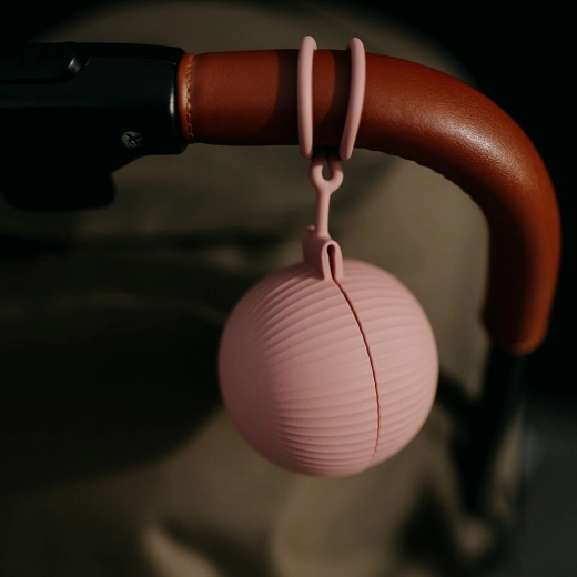 Facile da agganciare al passeggino o alla borsa