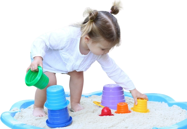 Gioco colorato con sabbia e acqua