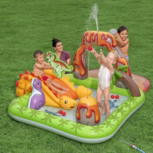 Doccia d’acqua dopo il collegamento del tubo da giardino