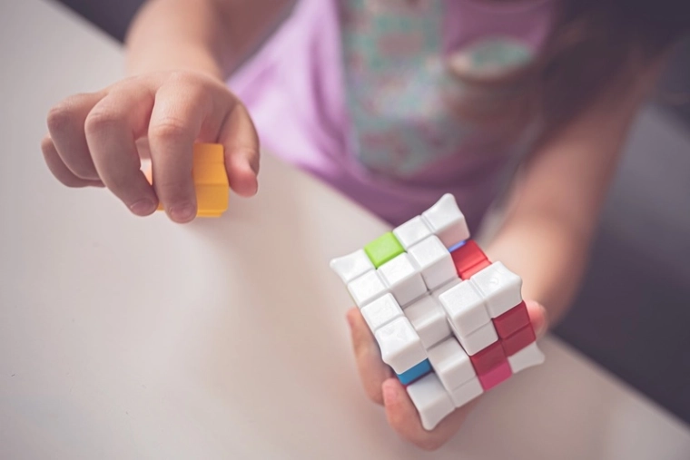Pezzi colorati che mettono alla prova la logica