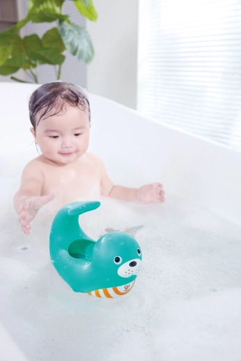 Annaffiatoio giocoso che galleggia