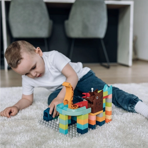 Figurine e costruzioni creative sul tappetino di gioco