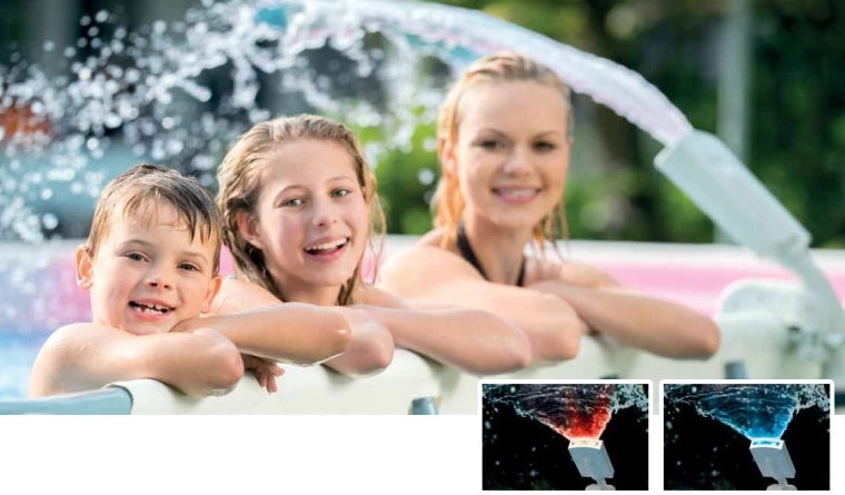 Spettacolo luminoso a quattro colori nella cascata d’acqua